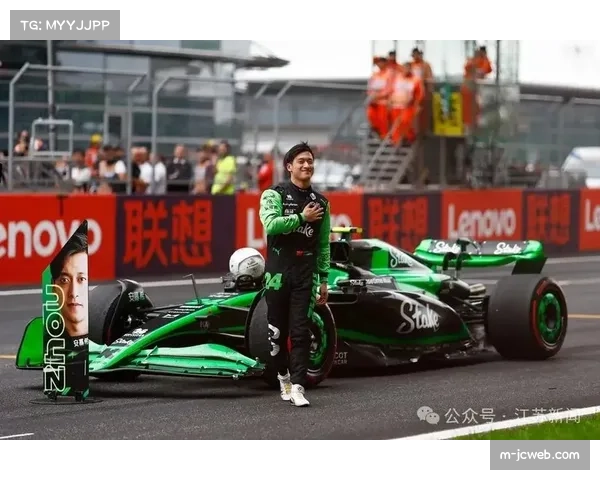 维修区工作瞬间：凯迪拉克车队中国技术人员周冠宇参与数据调校过程